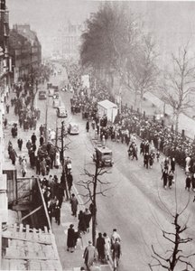 Väkijoukot odottavat pääsyä Westminster Halliin George V:n makaamisen aikana vuonna 1936 tekijältä English Photographer