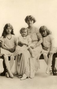Daphne du Maurier pikkulapsena (s/w-kuva) tekijältä English Photographer