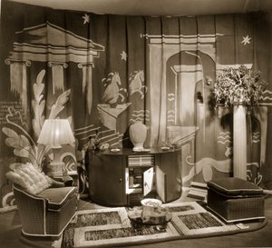 Koristeellinen kauppaosasto Dorland Hallissa roikkuvilla tekstiileillä, 1940-luku tekijältä English Photographer