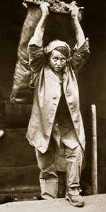 Toimitetaan hiiltä, painatus Horace W. Nichols, n. 1916 (syväpaino) tekijältä English Photographer
