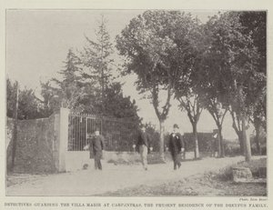 Etsivät vartioivat Villa Marieta Carpentrasissa, Dreyfusin perheen nykyisessä asuinpaikassa tekijältä English Photographer