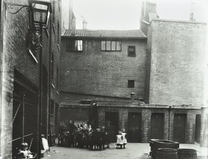 Dufferin Street: Costermongers Buildings, Lontoo, 1896 tekijältä English Photographer