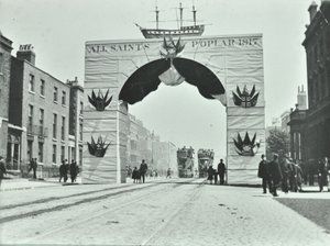 East India Dock Road: väliaikainen holvikäytävä, Victoria Diamond Jubilee, 1897 tekijältä English Photographer