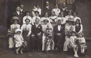 Edvardiaaninen hääkuva, noin 1910 (s/w valokuva). tekijältä English Photographer