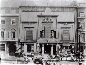 Egyptian Hall, Piccadilly 1895 tekijältä English Photographer
