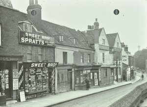 Eltham High Street: näkymä länteen Pyhän Johanneksen kirkosta katsottuna tekijältä English Photographer