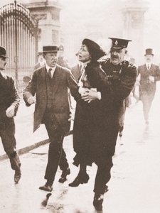 Emmeline Pankhurstin pidätys Buckinghamin palatsin edessä yrittäessään vedota kuninkaalle 21. toukokuuta 1914 (seepiakuva) tekijältä English Photographer