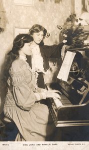 Englantilaiset näyttelijät ja laulajat, Zena Dare ja hänen sisarensa Phyllis Dare (s/w-kuva). tekijältä English Photographer