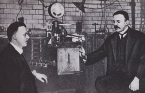 Ernest Rutherford (vasemmalla) ja Hans Geiger Manchesterin yliopiston fysiikan laboratoriossa (s/w-kuva). tekijältä English Photographer