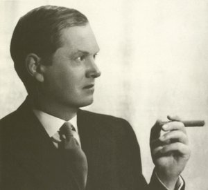Evelyn Waugh, muotokuva, polttava sikari (m/w kuva) tekijältä English Photographer