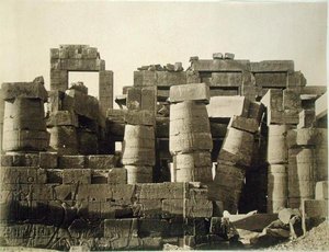 Ulkokuva Karnakin suuren temppelin hypotyylistä tekijältä English Photographer