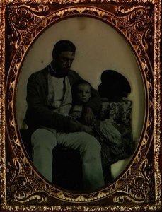Isä ja lapsi, n. 1850 (ambrotyyppi_ tekijältä English Photographer