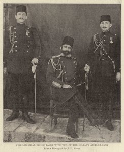 Kenttämarsalkka Edhem Pasha kahden Sultans Aides-de-Campin kanssa tekijältä English Photographer