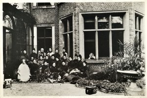 Florence Nightingale, Sir Harry ja Lady Verney sekä Nightingale-hoitajat Claydon Housessa, 1886 tekijältä English Photographer