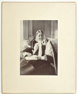 Florence Nightingale, istuu sohvalla Claydon Housen sinisessä huoneessa, 1891 tekijältä English Photographer