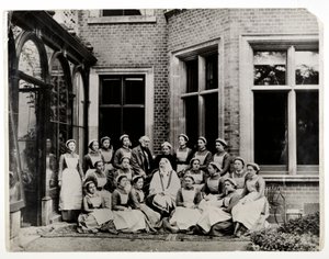 Florence Nightingale Sir Harry Verneyn ja Miss Crosslandin kanssa sairaanhoitajaryhmän keskellä Claydon Housessa, 1886 tekijältä English Photographer