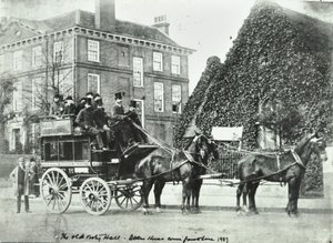 Garratt Lane: The Old Vestry Hall, 1887 tekijältä English Photographer