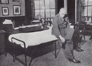 Kenraali Sir Edmund Ironside, keisarillisen kenraaliesikunnan päällikkö, toimistossaan sotatoimistossa, jossa hän nukkui usein toisen maailmansodan aikana 1939-1940. tekijältä English Photographer