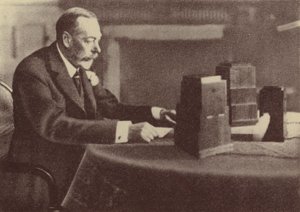 Yrjö V lähettää jouluviestinsä Britannian kansainyhteisölle ja imperiumille. tekijältä English Photographer