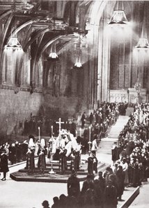 George V makaa osavaltiossa Westminster Hallissa, 1936 tekijältä English Photographer