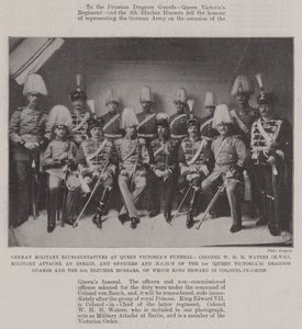 Saksan sotilaalliset edustajat kuningatar Victorian hautajaisissa, eversti W H H Waters (MVO), sotilasavustaja Berliinissä sekä 1. (Queen Victorias) dragoonkaartin ja 5. Bluchen upseerit ja aliupseerit tekijältä English Photographer