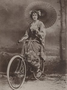 Tyttö polkupyörällä, pukeutunut japanilaiseen tyyliin tekijältä English Photographer