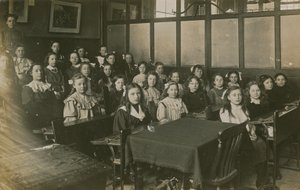 Tytöt istuvat luokkahuoneessa tekijältä English Photographer