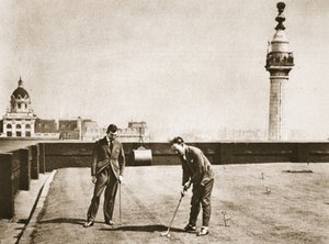 Toimistotyöntekijöiden golfharjoittelu Adelaide Housen katolla, Wonderful London, julkaistu 1926-27 (syväpaino) tekijältä English Photographer