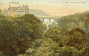 Grand Hotel and Bridge, Scarborough (värikuva) tekijältä English Photographer