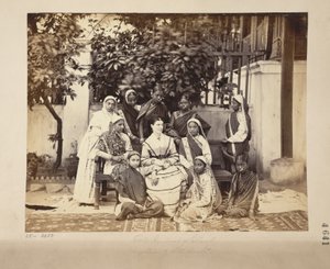 Ryhmä rakastajatarista ja hallituksen normaalikoulun oppilaita, Bombay tekijältä English Photographer