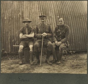 Kolmen sotilaan ryhmä Nissan-majan ulkopuolella, n. 1914–1918 tekijältä English Photographer