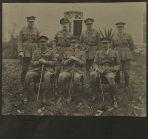 Ryhmämuotokuva seitsemästä miehestä sotilasunivormussa, 1914-18 tekijältä English Photographer