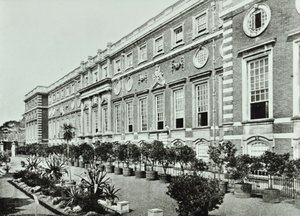 Hampton Court Palace, Hampton Court Road, Richmond: The Terrace, Wrens Court, 1896 tekijältä English Photographer