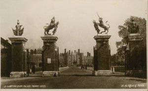 Hampton Court Palacen Trophy Gates tekijältä English Photographer