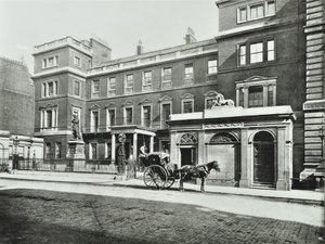 Hansom-taksi sotatoimiston ulkopuolella Pall Mall, Willis Collection, 1890 tekijältä English Photographer
