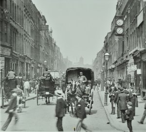 Hatton Garden: katsot pohjoiseen Lontoon Holborn Circusista, 1895 tekijältä English Photographer