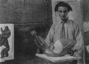 Henri Gaudier-Brzeska veistoksensa "Bird Swallowing Fish" kanssa Kettle