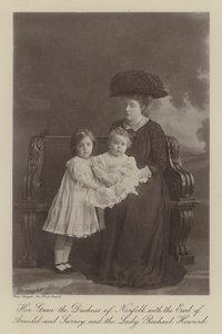 Hänen armonsa Norfolkin herttuatar Arundelin ja Surreyn jaarlin ja Lady Rachael Howardin kanssa (s/w-kuva). tekijältä English Photographer