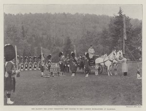 Hänen Majesteettinsa kuningatar esittelee uusia värejä Cameron Highlandersille Balmoralissa tekijältä English Photographer