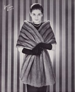 Herbert Duncan Furs: (s/w valokuva). tekijältä English Photographer