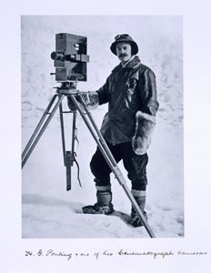 Herbert Ponting (1870-1935) elokuvakameran kanssa Terra Nova -matkalla (1910-13) etelänavalle kapteeni Scottin johdolla, 1910-12 tekijältä English Photographer