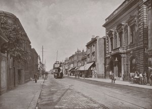 High Street, Hounslow, joka näyttää valtuuston toimistot oikealla tekijältä English Photographer