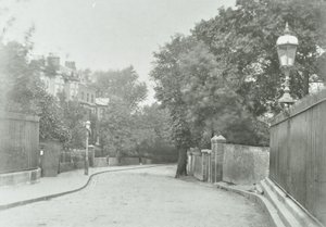 Highgate Archway: itäinen lähestymistapa, jossa vanha lamppu kiinnitetty kaiteisiin, 1896 tekijältä English Photographer