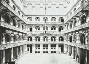 Hop Exchange: East Hallin sisustus, Southwark Street, Lontoo, 1890 tekijältä English Photographer