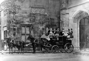 Hevosvetoinen linja-auto uusgoottilaisen komean kodin ulkopuolella, n. 1870-1890 tekijältä English Photographer
