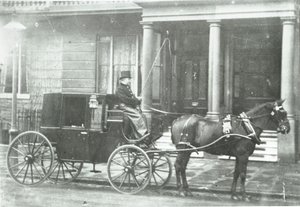 Hevosvetoinen taksi, 1890 tekijältä English Photographer