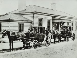 Hevosvetoiset taksit Westbourne Parkin asemalla, 1885 tekijältä English Photographer
