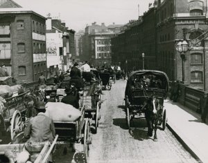 Hevoskärryt kulkevat Southwark Bridgen yli tekijältä English Photographer