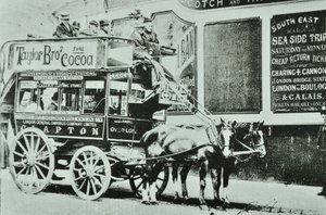 Hevosvetoinen omnibussi matkustajilla, 1899 tekijältä English Photographer