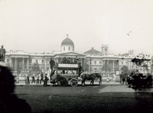 Hevosvetoinen kuljetus Trafalgar Squarella tekijältä English Photographer